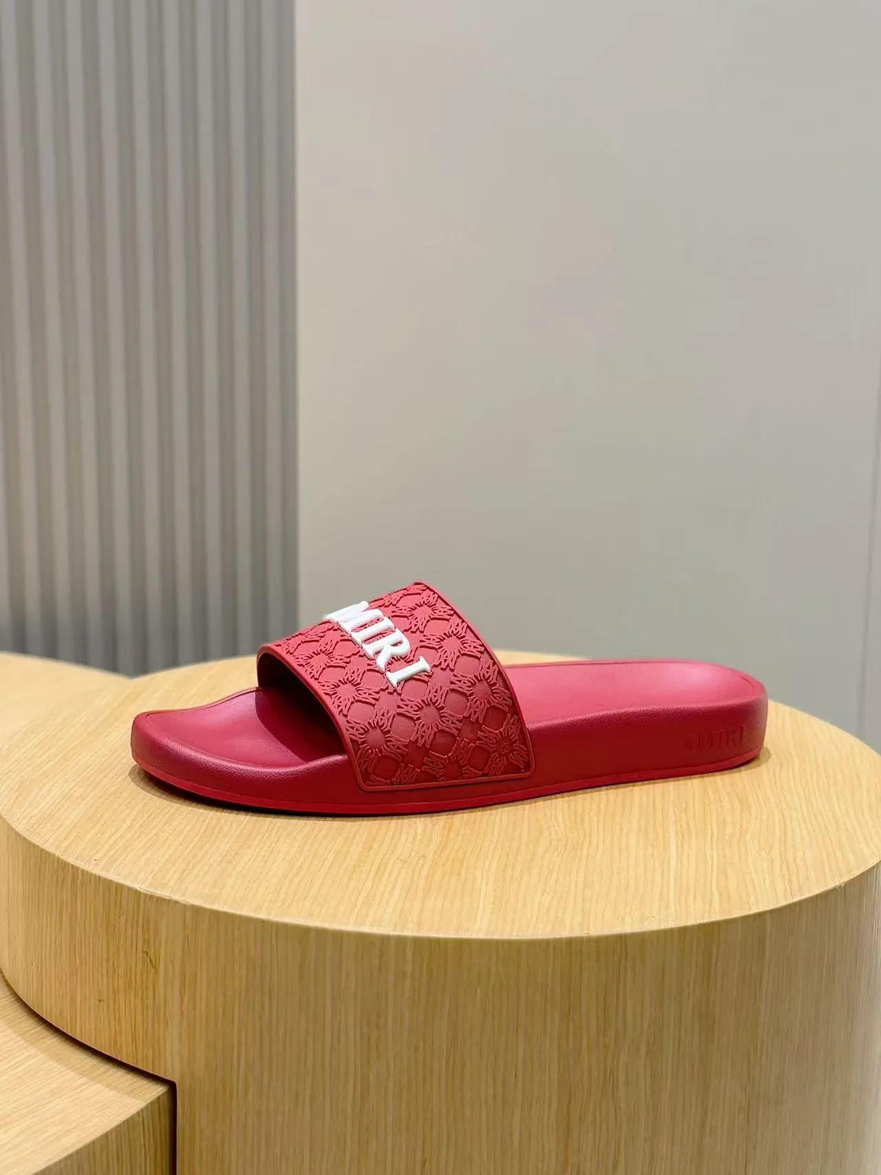 [AMIRI* Emil] P: 300💰 Size: 39-45 Official website new original 1:1 AMIRI* Emil classic men's slippers, high-end boutique, original material, TPU upper, foam bottom, fine workmanship, casual, loose and comfortable, a must-have in summer.
